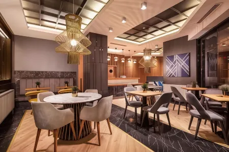 B Loft Hotel Отели рядом с достопримечательностью «Часовая башня Нусретие»