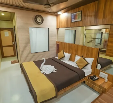 Hotel Kumar Plaza Отели в г. Матеран