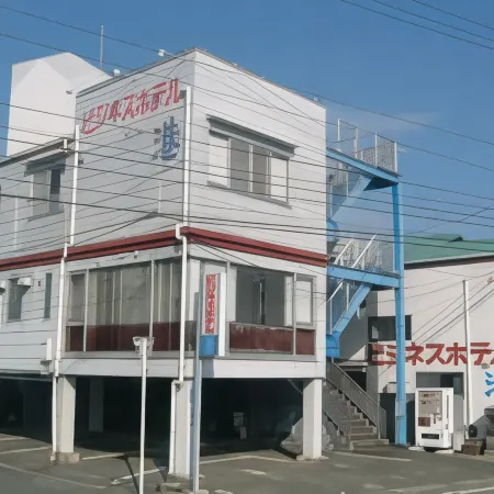 Business Hotel Minshuku Minato Отели рядом с достопримечательностью «Komatsu Beach»