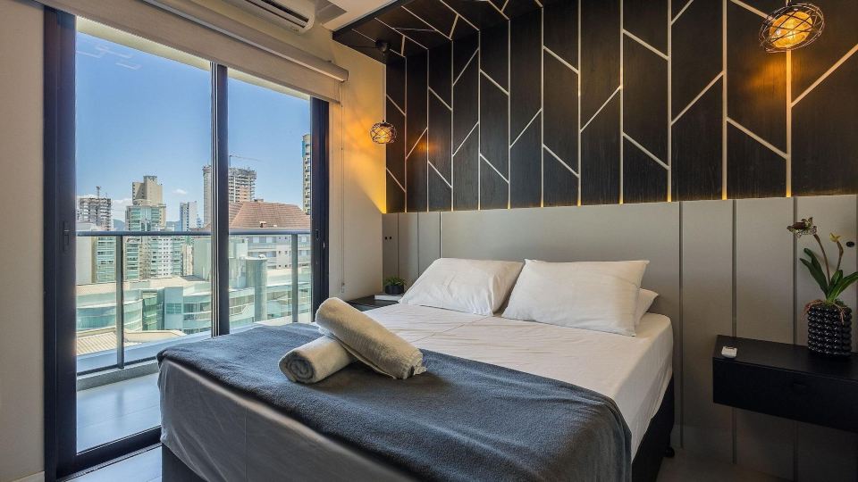 Your Exclusive Stay Just Steps From the sea in Meia Praia - FFS II
