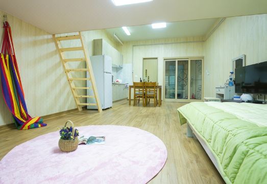 사계절 해오름 한옥 펜션의 전통적인 방 내부