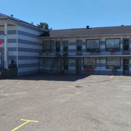 Bay Lake Inn - Frontiersman Motel