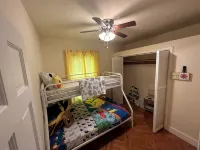 Colonial Style Home 5 Br 2 bath n’ Parking! Close to restaurants n’ colleges!