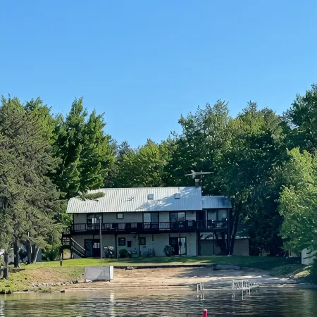 Lakefront home on Leavitt Bay, with private beach, dock, and an amazing view Hoteles en Freedom