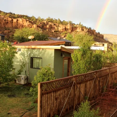 Cozy Orchard cabin with garden, vineyard in delightful Hildale