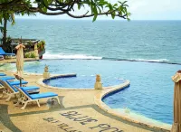 Secluded Living · Mountains and Seas - Kolam Renang
