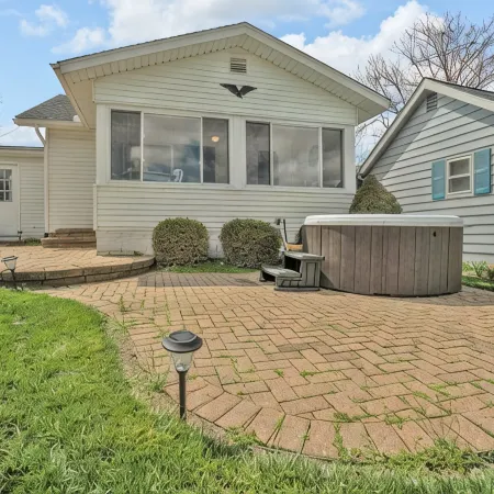 Portage Lakes Retreat - 3 BR Lakefront Home with Hot Tub
