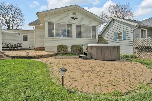 Portage Lakes Retreat - 3 BR Lakefront Home with Hot Tub