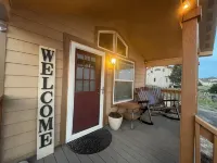 Cozy 1 King bedroom + loft cabin in charming Colorado Springs near USAFA