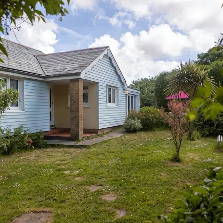 1950's styled Bungalow close to Cornwall Coast in quiet surroundings. Отели в г. Бьюд