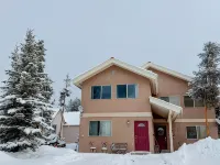 3/3 Townhome in Fraser just steps from the Black line! Hotels in Fraser