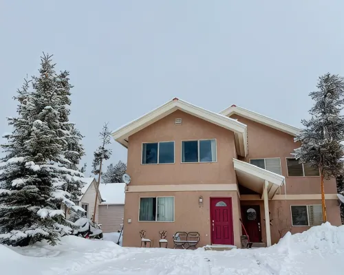 3/3 Townhome in Fraser just steps from the Black line! 프레이저 호텔