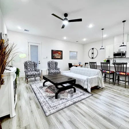 Quiet stylish home close to downtown and airport