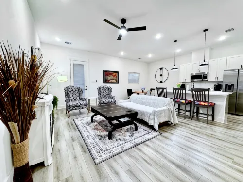 Quiet stylish home close to downtown and airport
