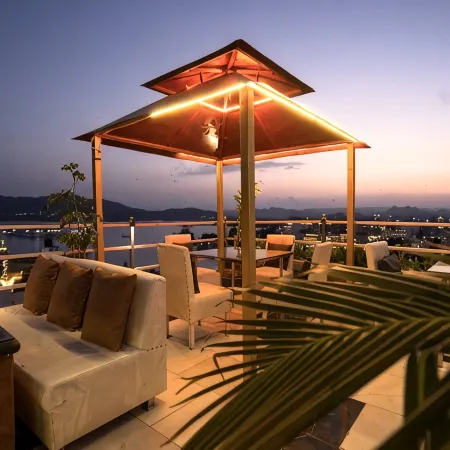 The Lake View Hotel- on Lake Pichola Отели рядом с достопримечательностью «Храм Джагдиш»