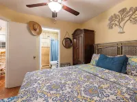 Red Bird Cabin Studio Retreat Hotels in Llano County