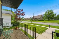 King Bed, Fenced Yard, Parking, TV’s in All Rooms! Near Parks