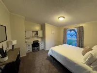 Quiet. Relaxing. 4-bedroom House with AC, Jetted Tub and WiFi.