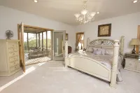 Jett Manor - Hermann, MO 13-Acre Private Estate w/ Hot Tub, Sauna & Scenic Views - Wifi