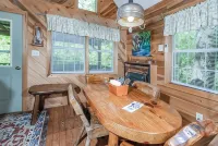 Raccoon Loft - Secluded Cabin with Fire Pit and Pickleball - Chalets