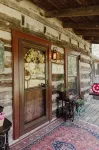 Historical and Spacious Shabby Cabin Retreat! Modern Amenities
