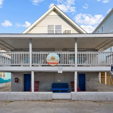 "Sand Dollar Suites" Suite 4: A Short Stroll from Our Sandy Shores!