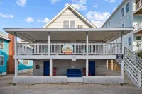 "Sand Dollar Suites" Suite 4: A Short Stroll from Our Sandy Shores!