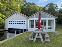 Stunning lakefront home with a boathouse, private dock, firepit and lake views - 4つ星