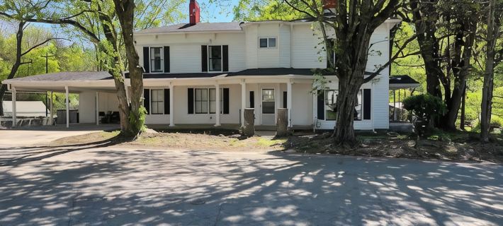 Spacious 5-bedroom pet friendly house with WiFi, AC in charming Oliver Springs Отели в г. Роан