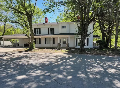 Spacious 5-bedroom pet friendly house with WiFi, AC in charming Oliver Springs