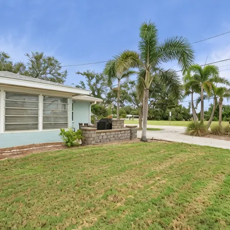 Updated Beach House.  Walk to Beach, Shop, Waterfront Dining 2 Bed 1 Bath