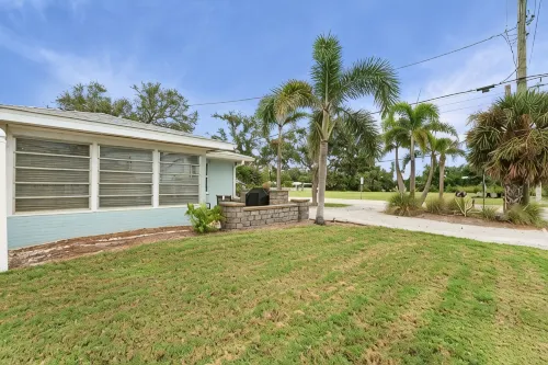 Updated Beach House.  Walk to Beach, Shop, Waterfront Dining 2 Bed 1 Bath