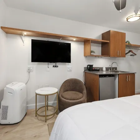 Little Italy Inn - Limited Service Apart Hotel Отели рядом с достопримечательностью «Музей-авианосец «Мидуэй»»