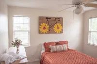 Come enjoy our peaceful house oasis that features a backyard patio with a pool! - Homestays