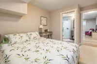 Upgraded Home with 5BR/4Bath/4 FREE gated parking/EV Charger Hotels in University District