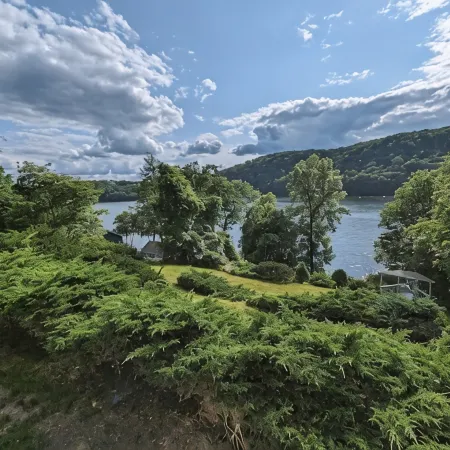 Candlewood Lake - Family Getaway with direct lake access. 3775 sqft home.