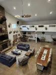Spacious modern lodge outside of city - Homestays