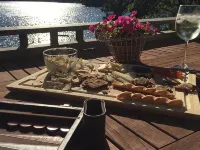 Cozy lake house minutes to Craigville Beach Hotels in Centerville