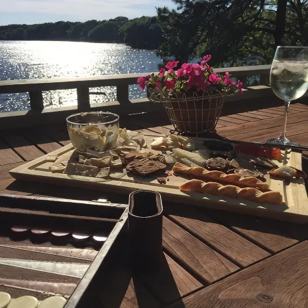 Cozy lake house minutes to Craigville Beach