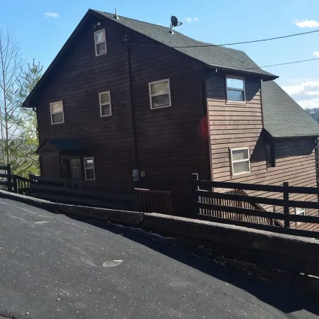 Lake front home, Hot tub, Boat dock near Flat Hollow Marina in Speedwell Tn.