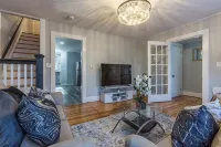 Modern ~ 3 Bedroom House ~ Sleeps 8 ~ 11 mins to Hartford - 무료 와이파이