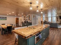 12 Bed, 6 Bath, 20 Guests STEPS from Sunday River w/ Hot Tub & Game Room Hotels in Newry