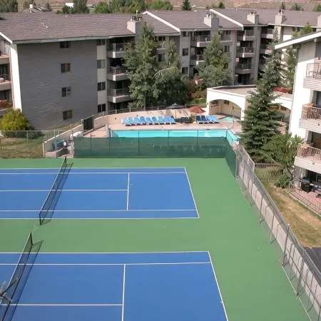 Luxury Condo w/ FREE WiFi, Parking, Heated Pool, Hot Tubs, Skier Shuttles