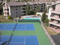 Remodeled Condo w/ FREE WiFi, Parking, Heated Pool, Hot Tubs, Skier Shuttles