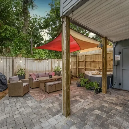 Romantic Getaway: Private Hot Tub & Honeymoon Suite Steps from the Beach