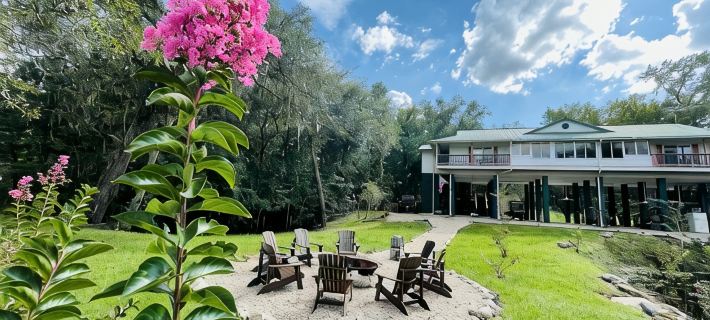15 ACRE RIVER FRONT CABIN HOUSE ON THE SUWANNEE, WITH SPRING WALKING DISTANCE スワニーのホテル