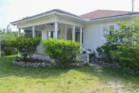 Seabreeze Cottage  - Steps to own private beach. Hotels in 