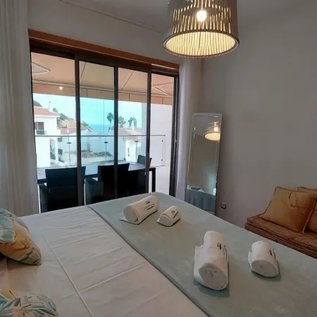 Charming Sea View Flat w/Pool, 20 meters from the Beach