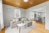 Stylish, Relaxing & Comfy 3 BDR Home. 2 minutes to Lake Compounce - Wifi