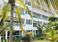 Beautiful 2 bedroom unit, free wifi, pool 3 minutes walk from beach - 2 ดาว